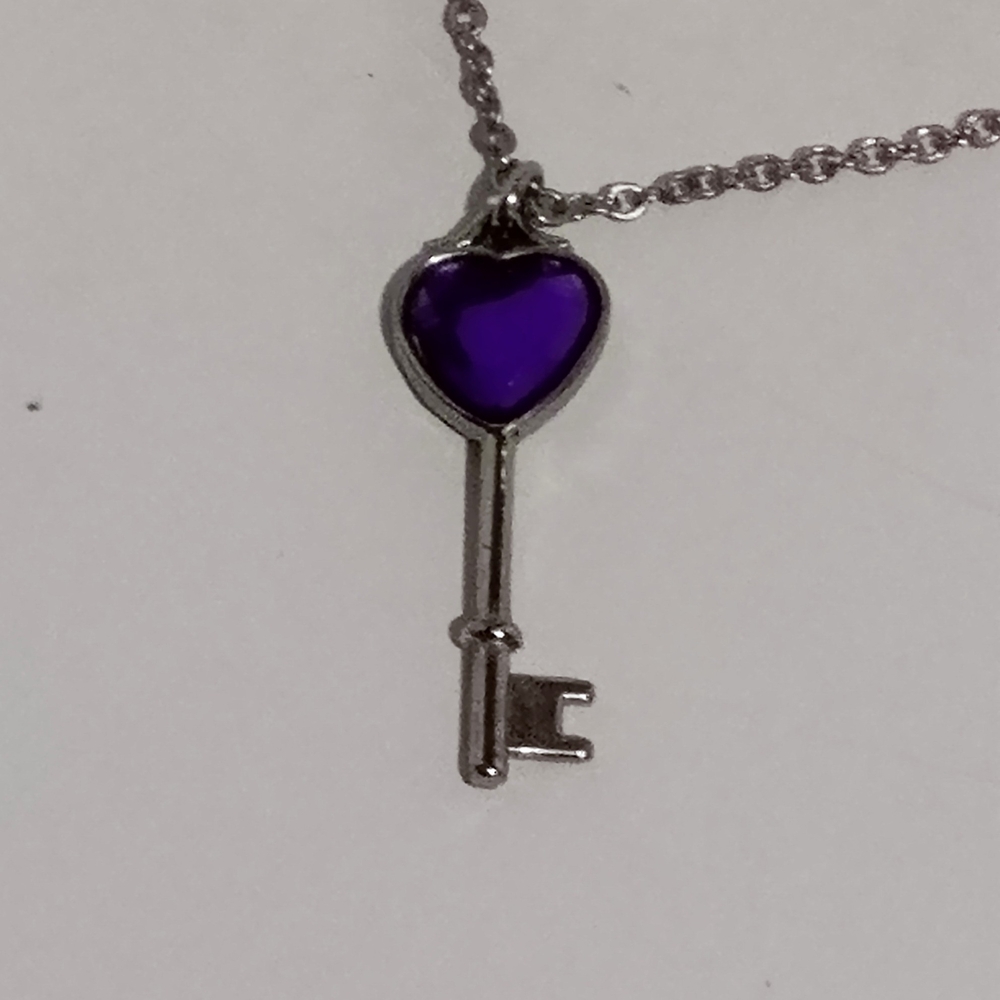 Vtg Y2K Silver-Tone Necklace with Purple Heart Key Pendant